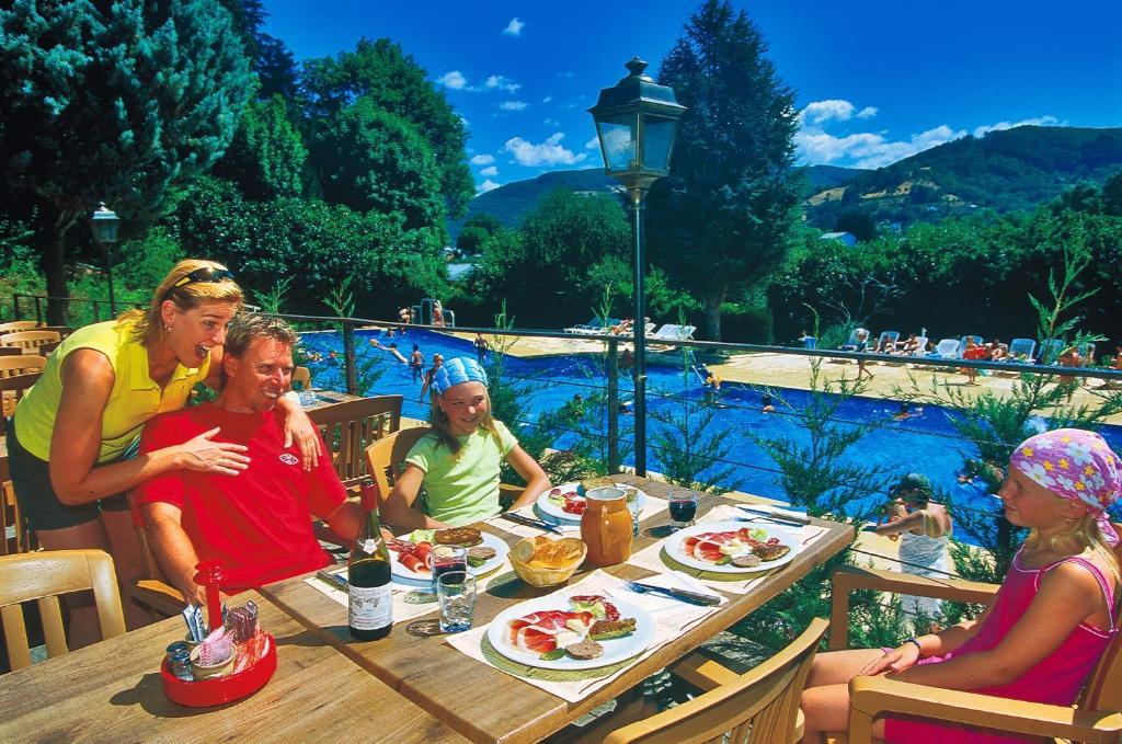 Camping Paradis Marmotel Saint-Geniez-dʼOlt Exterior foto